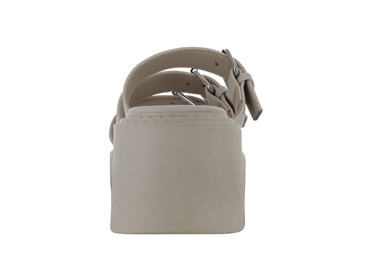 Sandalia beige de plataforma con tres correas y hebillas metálicas.