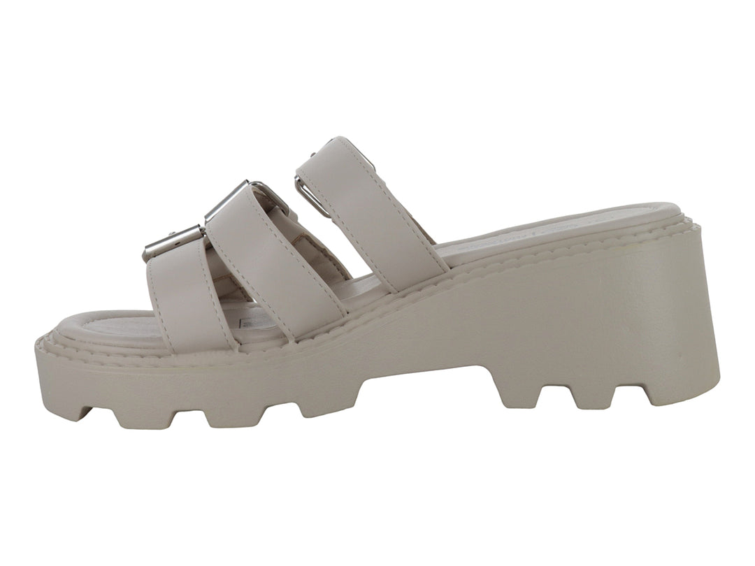 Sandalia beige de plataforma con tres correas y hebillas metálicas.