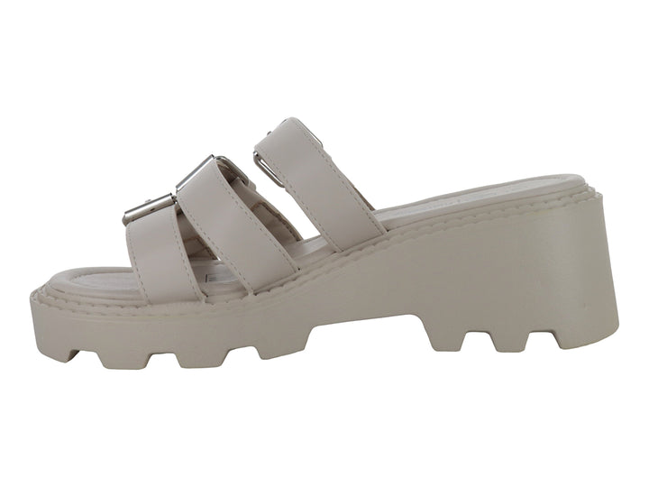Sandalia beige de plataforma con tres correas y hebillas metálicas.
