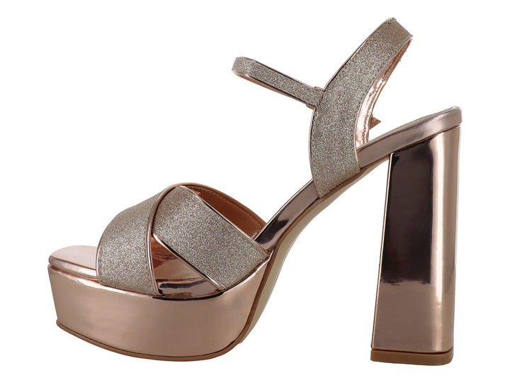Sandalia elegante de color oro inglés con tacón grueso, plataforma y tiras brillantes cruzadas.