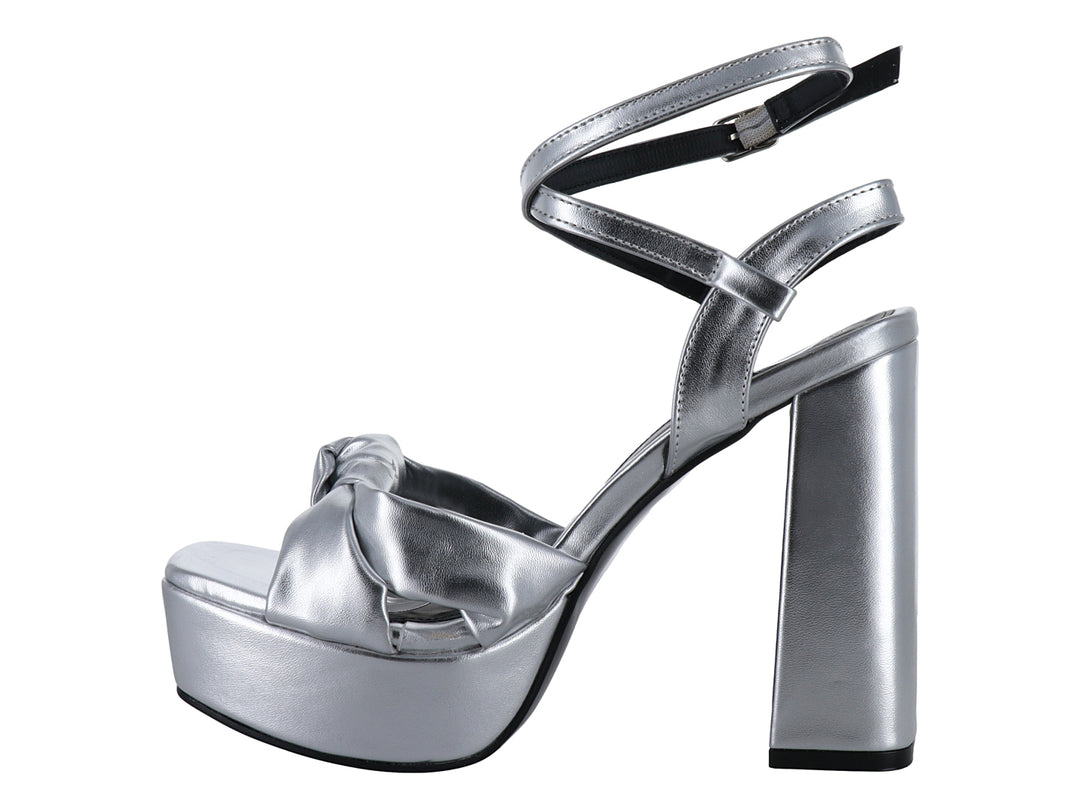 Sandalia de mujer color plata metálico con tacón grueso, plataforma y detalle de nudo en la parte frontal.