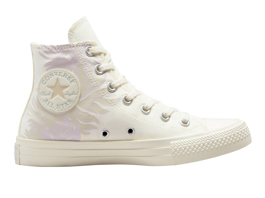 Tenis Converse Chuck Taylor All Star de bota alta color blanco hueso con patrones en morado claro.