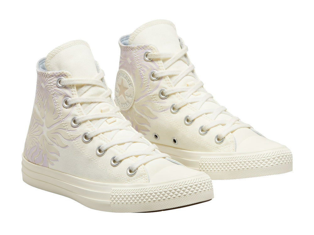 Tenis Converse Chuck Taylor All Star de bota alta color blanco hueso con patrones en morado claro.