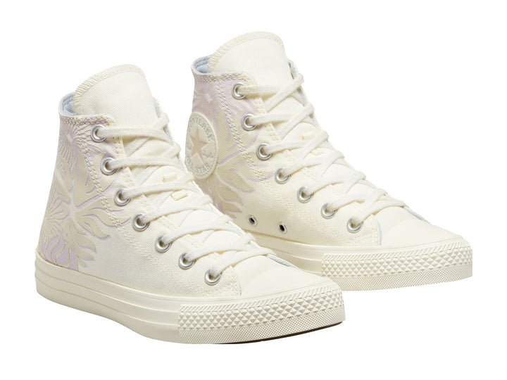 Tenis Converse Chuck Taylor All Star de bota alta color blanco hueso con patrones en morado claro.