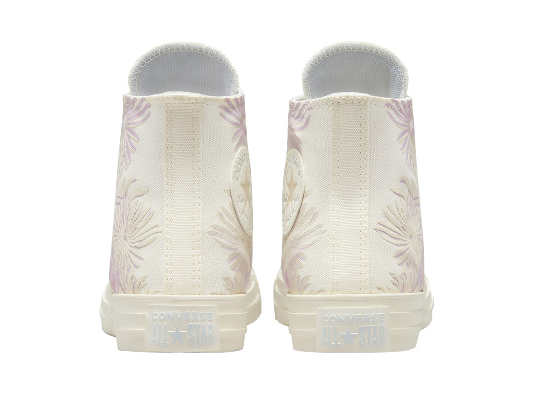 Tenis Converse Chuck Taylor All Star de bota alta color blanco hueso con patrones en morado claro.