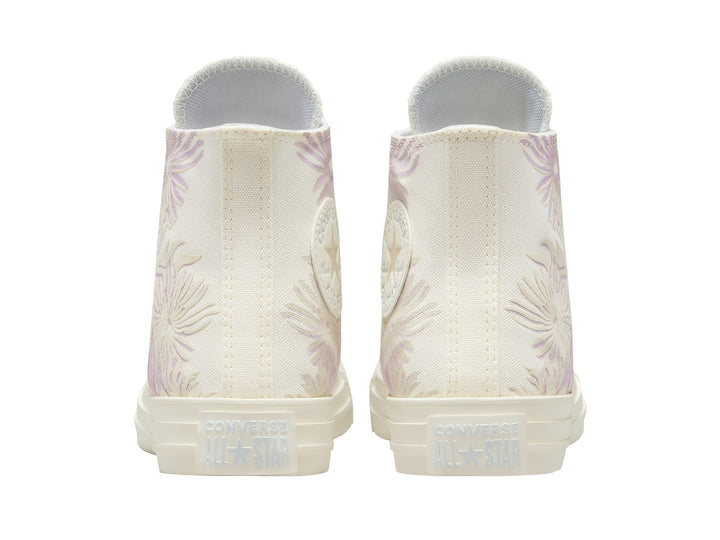 Tenis Converse Chuck Taylor All Star de bota alta color blanco hueso con patrones en morado claro.