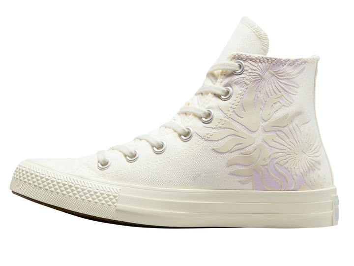 Tenis Converse Chuck Taylor All Star de bota alta color blanco hueso con patrones en morado claro.