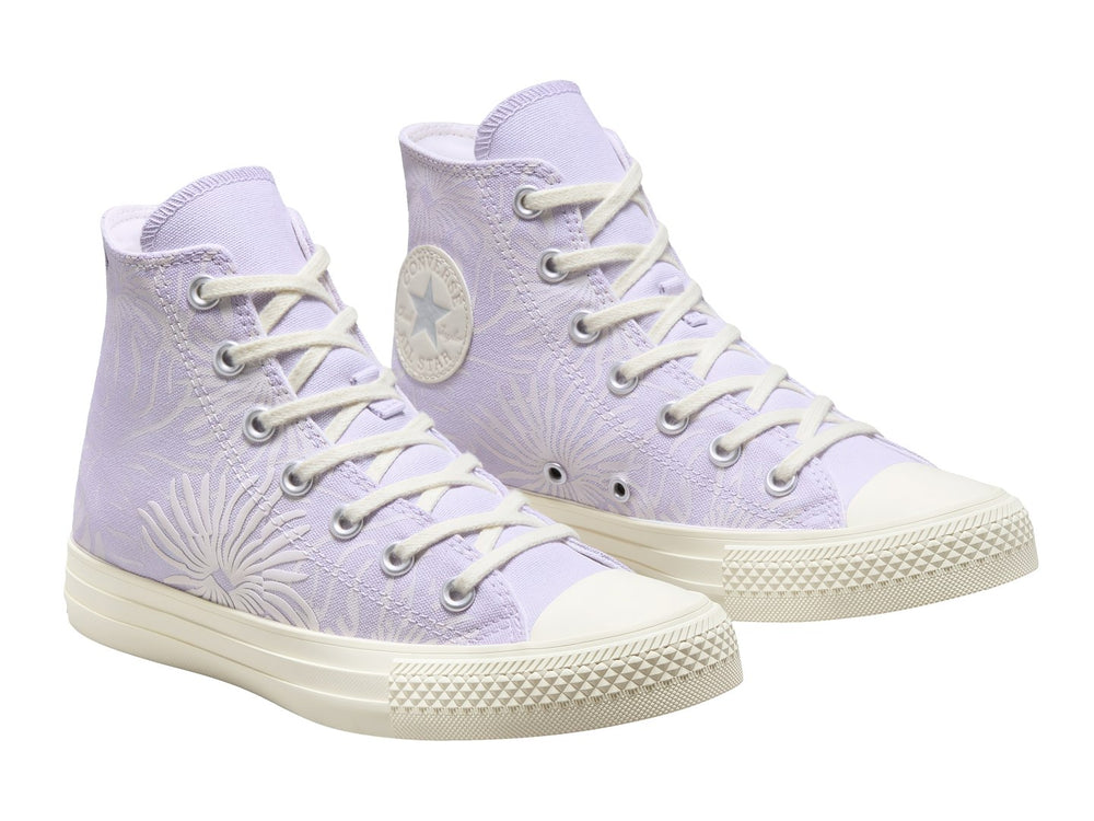 Tenis Converse Chuck Taylor All Star HI color morado con estampado floral y suela blanca.