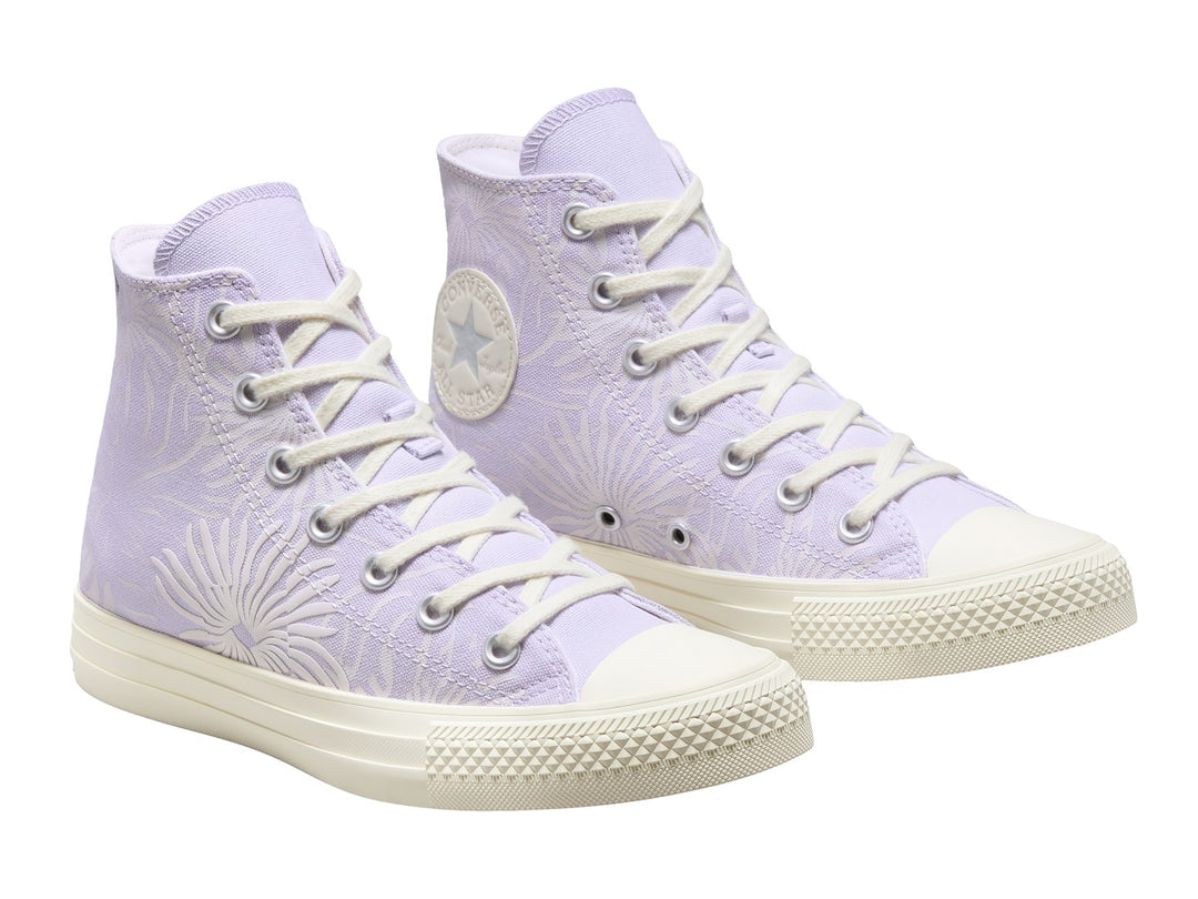 Tenis Converse Chuck Taylor All Star HI color morado con estampado floral y suela blanca.