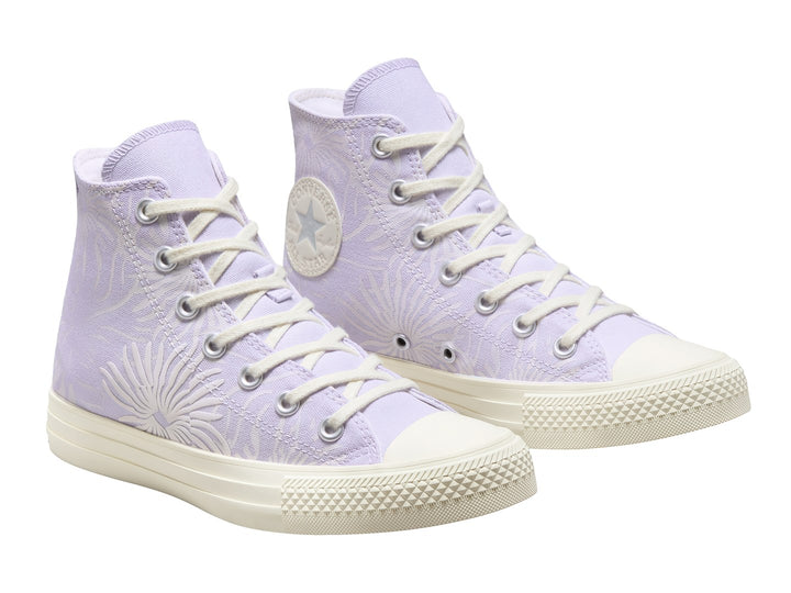Tenis Converse Chuck Taylor All Star HI color morado con estampado floral y suela blanca.