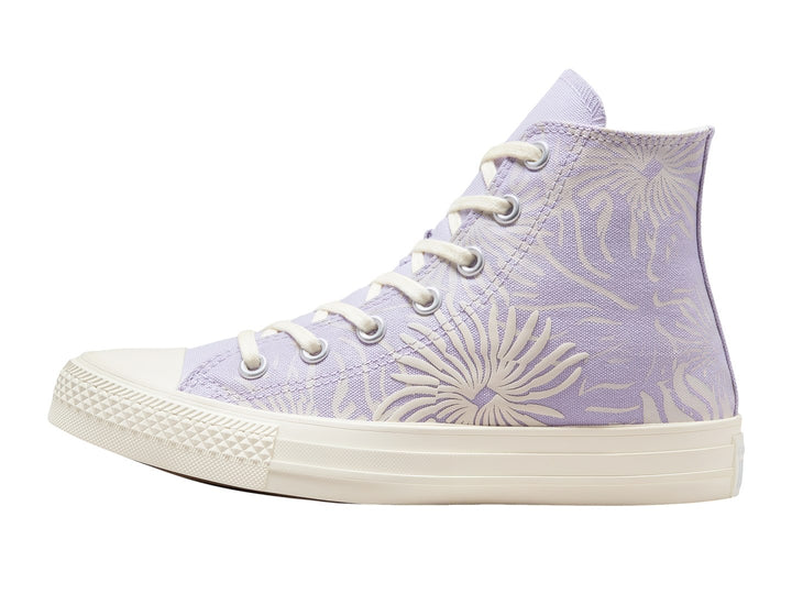 Tenis Converse Chuck Taylor All Star HI color morado con estampado floral y suela blanca.