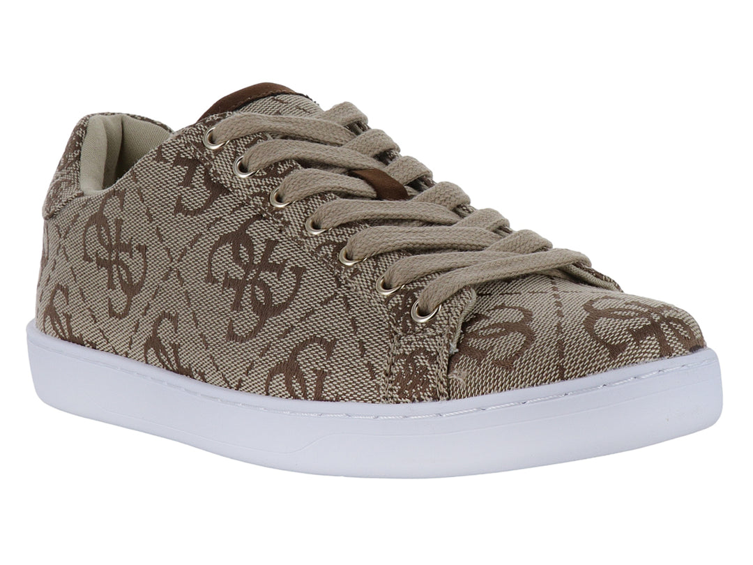 Tenis Guess color marrón con estampado de monograma y suela blanca.