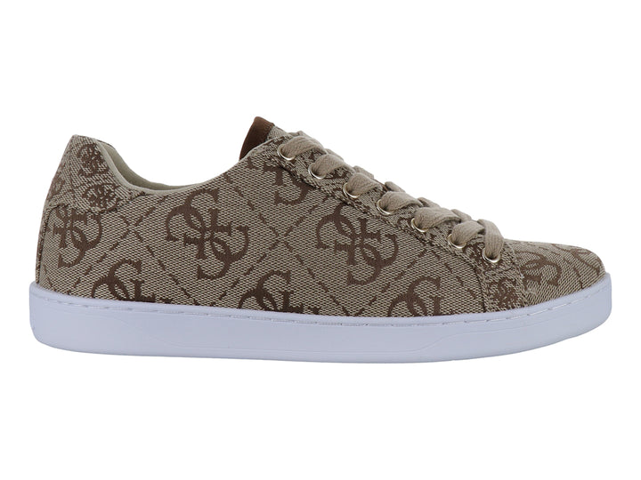 Tenis Guess color marrón con estampado de monograma y suela blanca.