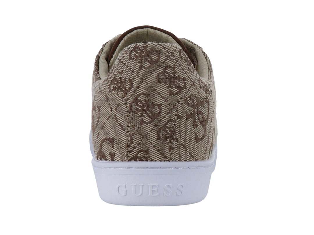 Tenis Guess color marrón con estampado de monograma y suela blanca.