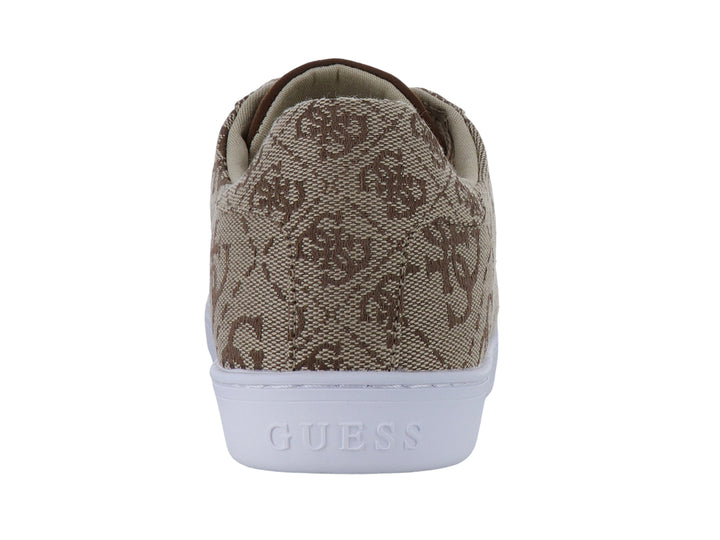 Tenis Guess color marrón con estampado de monograma y suela blanca.