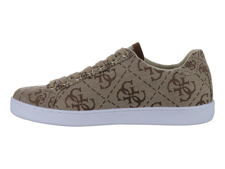 Tenis Guess color marrón con estampado de monograma y suela blanca.