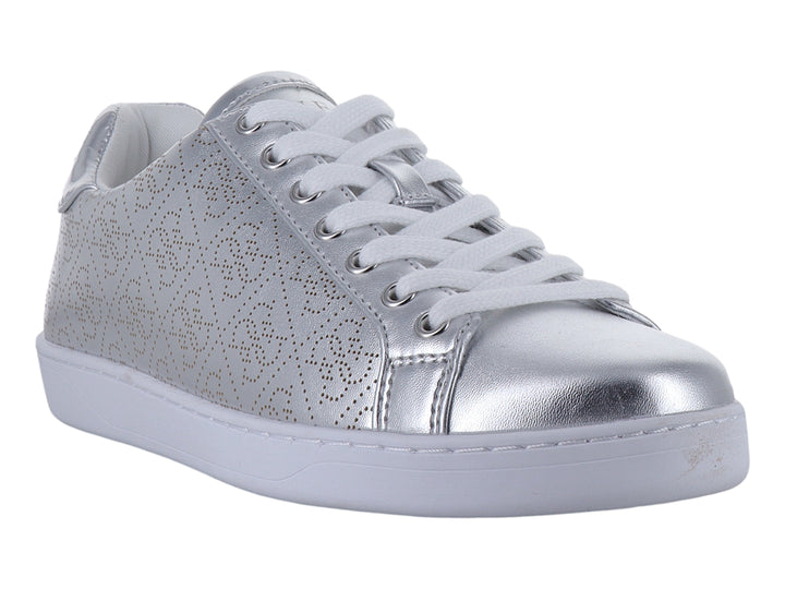 Tenis Guess color plata metálico con suela y agujetas blancas.