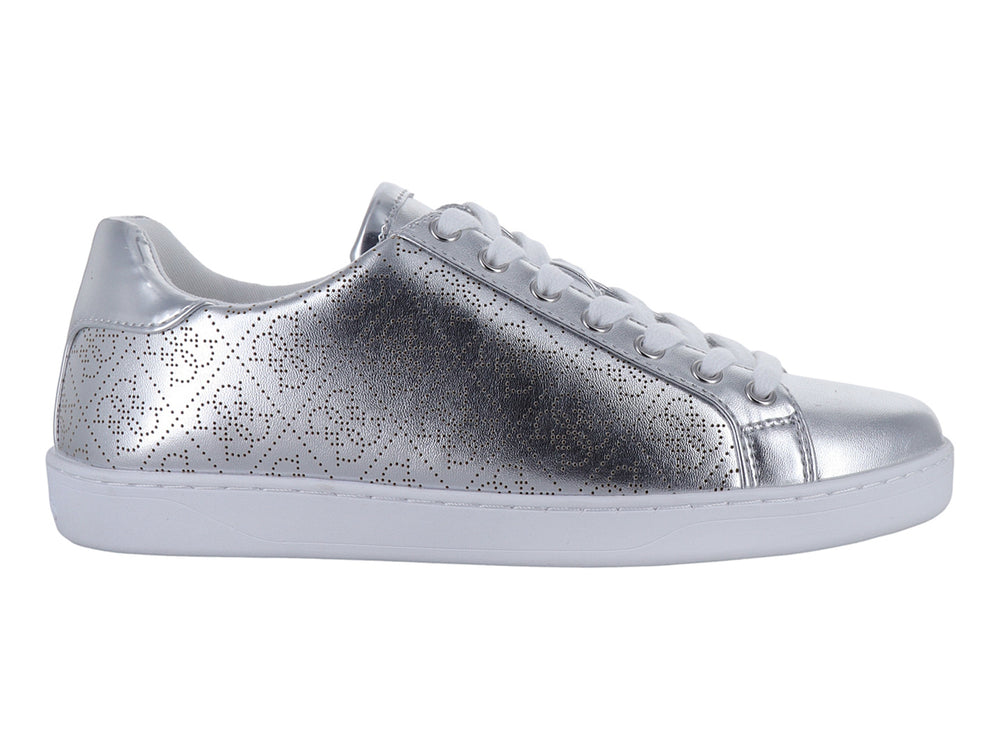 Tenis Guess color plata metálico con suela y agujetas blancas.