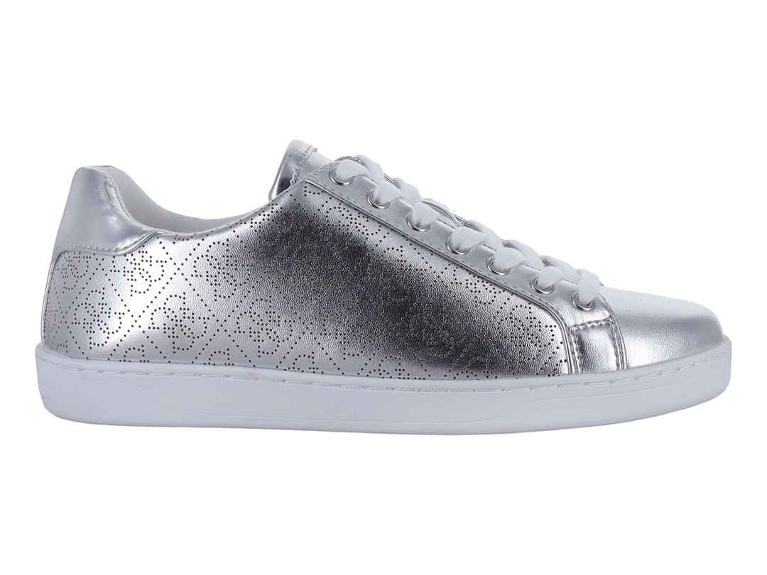 Tenis Guess color plata metálico con suela y agujetas blancas.
