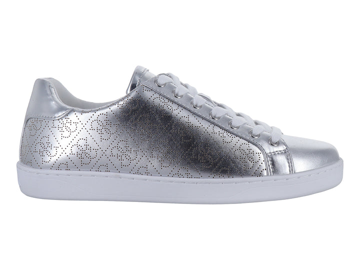 Tenis Guess color plata metálico con suela y agujetas blancas.