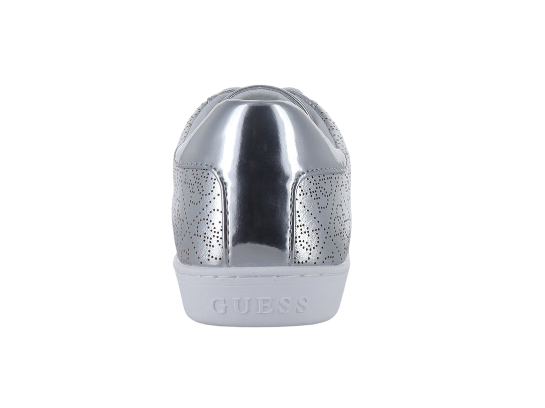 Tenis Guess color plata metálico con suela y agujetas blancas.