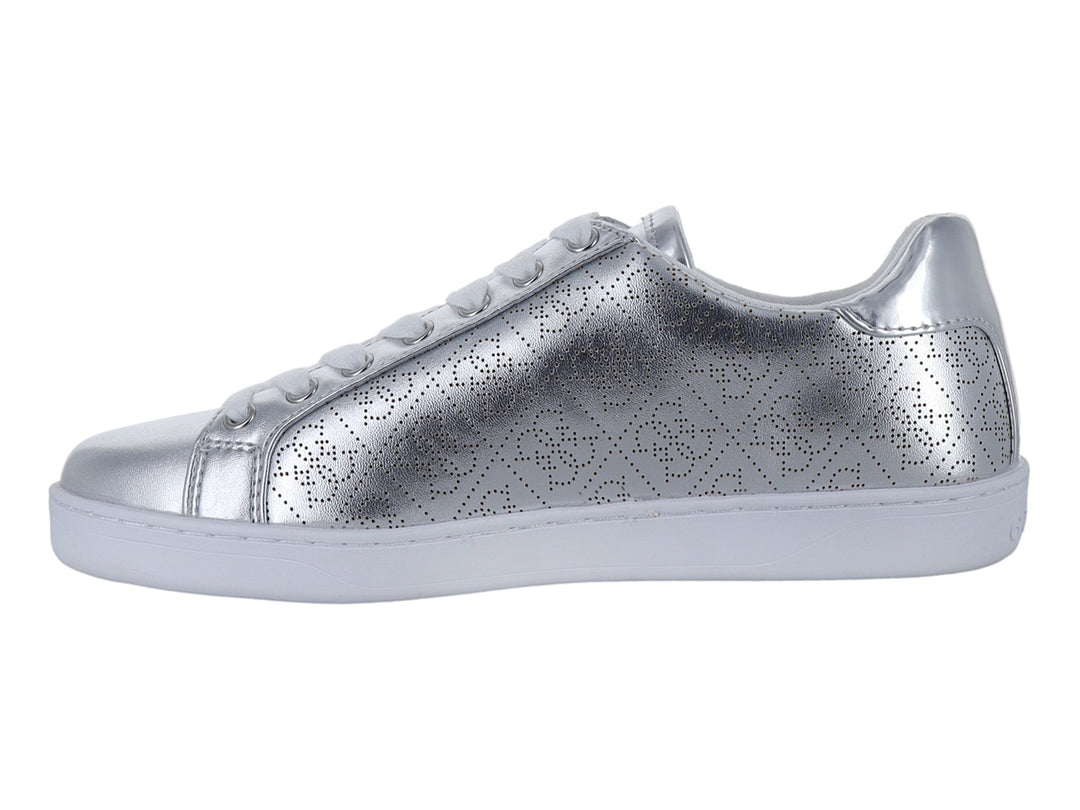Tenis Guess color plata metálico con suela y agujetas blancas.