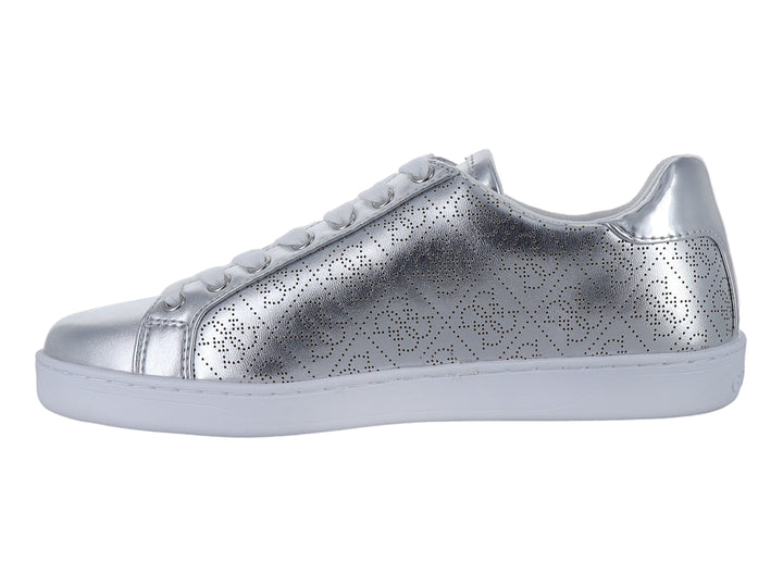 Tenis Guess color plata metálico con suela y agujetas blancas.