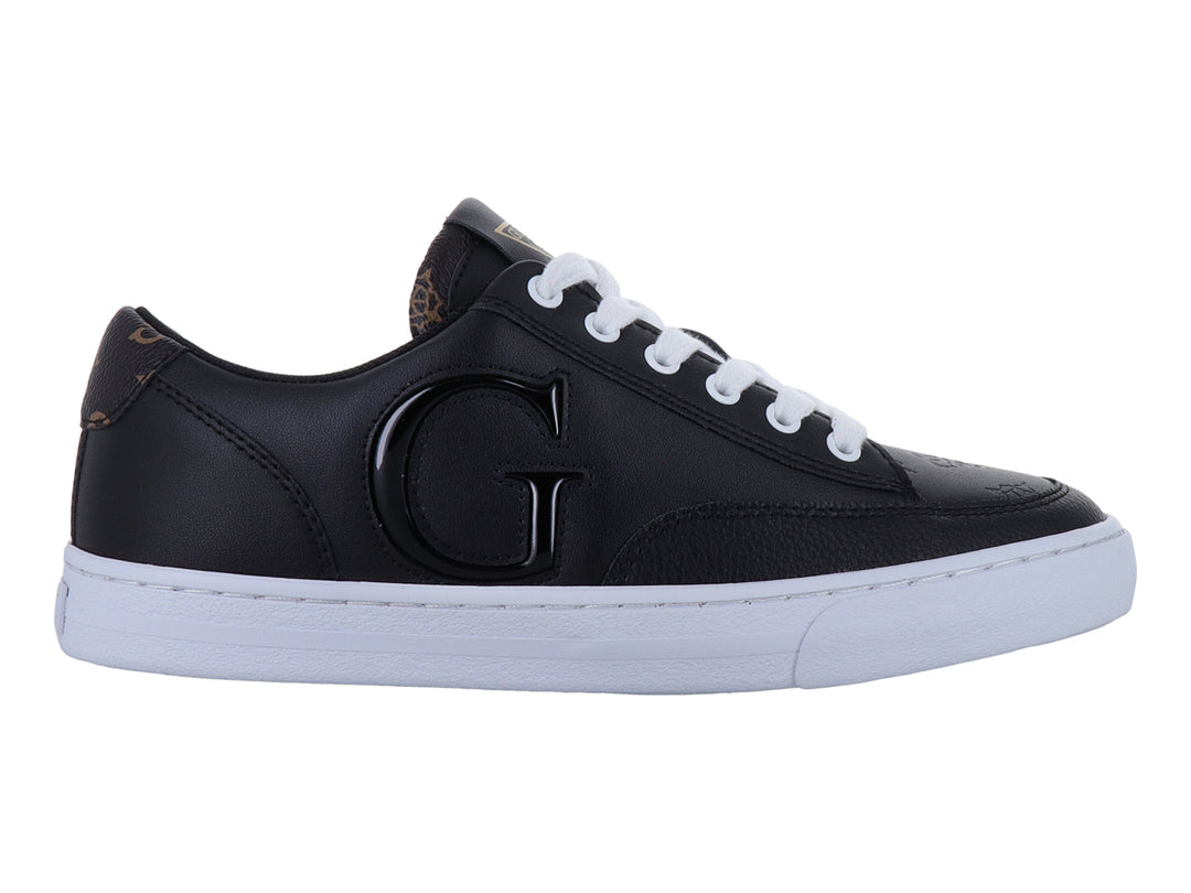 Tenis Guess color negro con suela y agujetas blancas.
