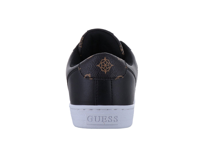 Tenis Guess color negro con suela y agujetas blancas.