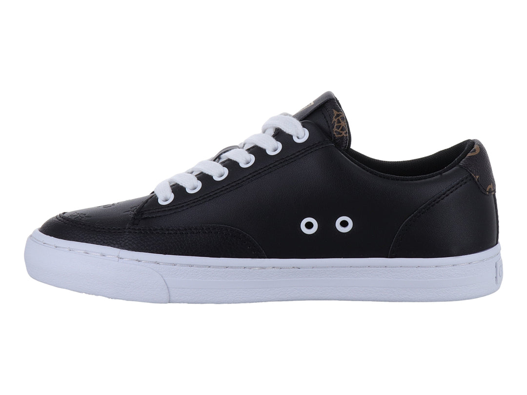 Tenis Guess color negro con suela y agujetas blancas.