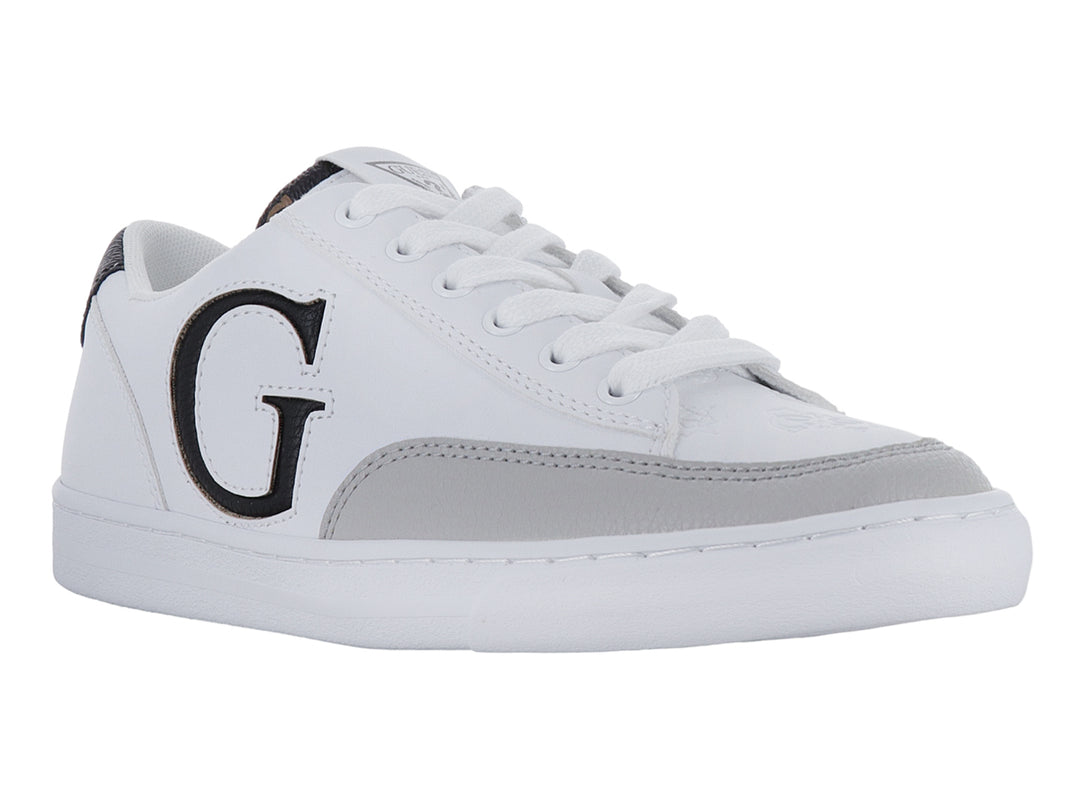 Tenis blancos Guess con detalles en gris y logotipo G negro en el lateral.