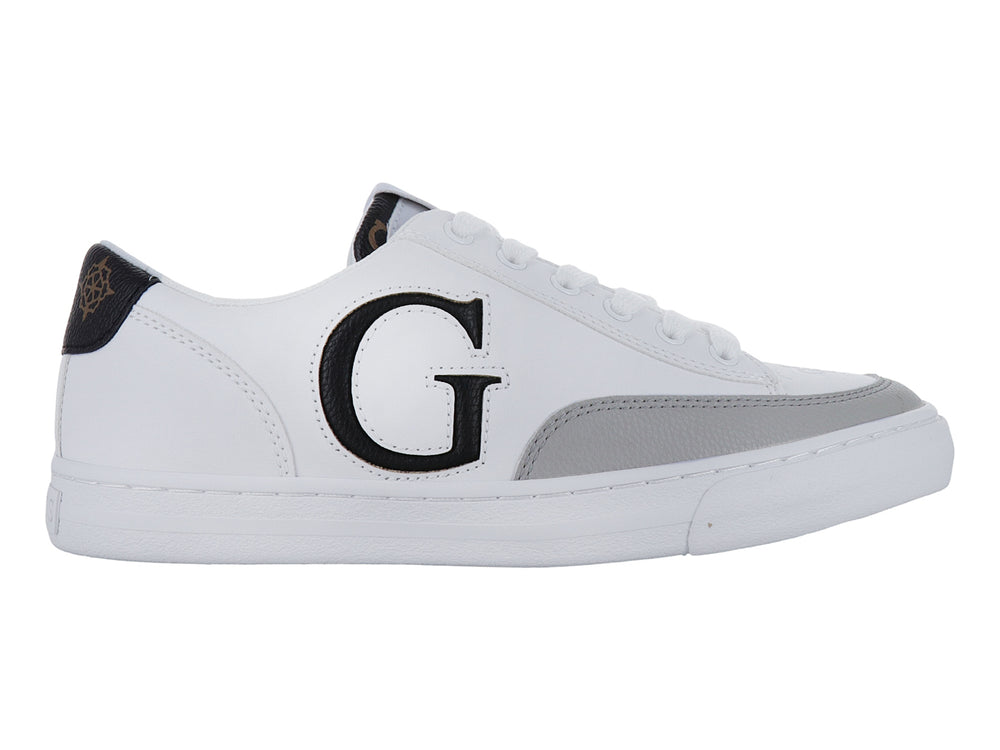 Tenis blancos Guess con detalles en gris y logotipo G negro en el lateral.