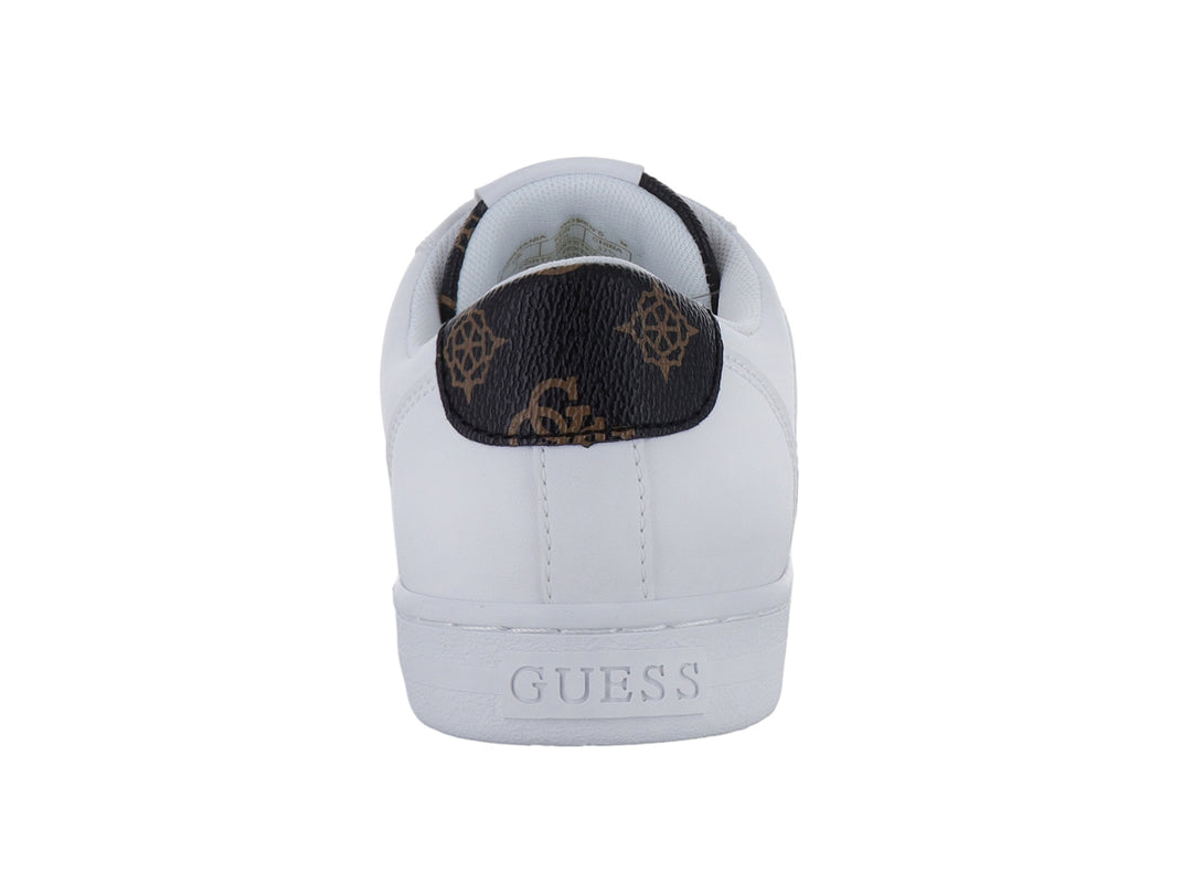 Tenis blancos Guess con detalles en gris y logotipo G negro en el lateral.