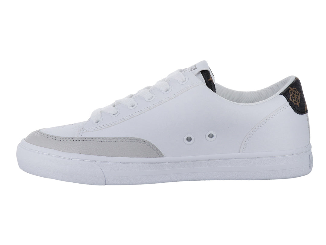 Tenis blancos Guess con detalles en gris y logotipo G negro en el lateral.