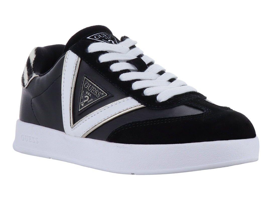Tenis Guess negros con detalles blancos en forma de V y suela blanca.
