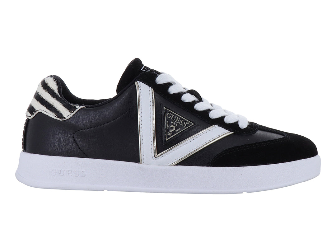 Tenis Guess negros con detalles blancos en forma de V y suela blanca.