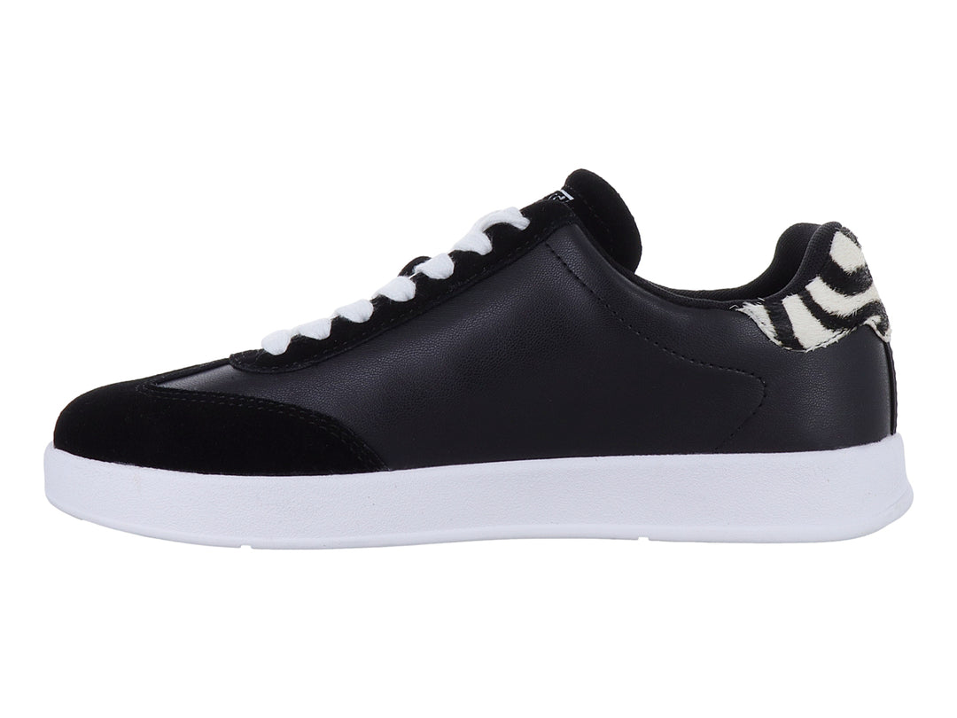 Tenis Guess negros con detalles blancos en forma de V y suela blanca.