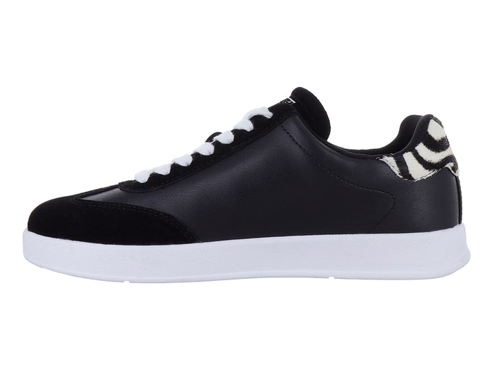 Tenis Guess negros con detalles blancos en forma de V y suela blanca.