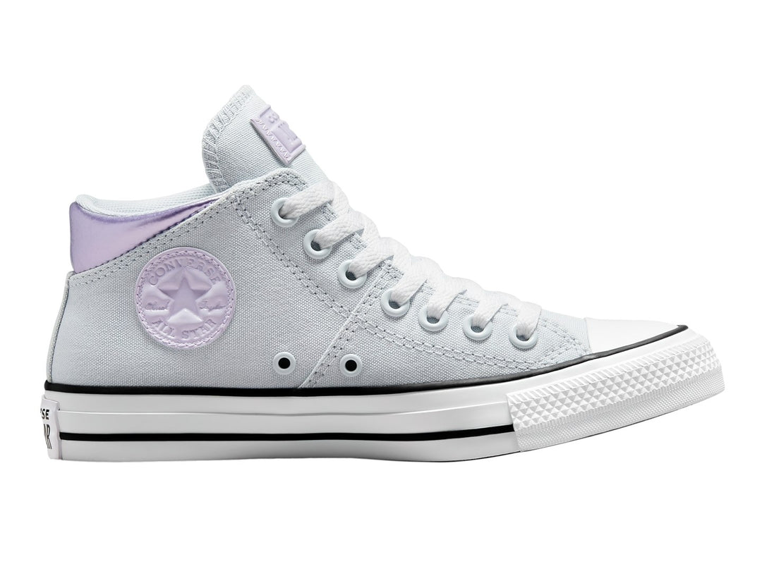 Tenis Converse Madison Mid color gris claro con acento morado en el talón y suela blanca.