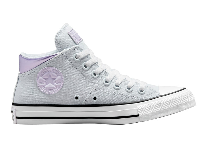 Tenis Converse Madison Mid color gris claro con acento morado en el talón y suela blanca.
