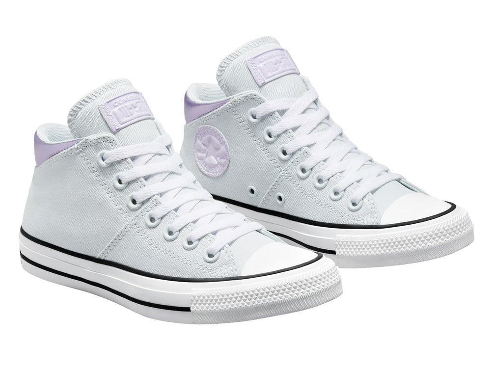 Tenis Converse Madison Mid color gris claro con acento morado en el talón y suela blanca.