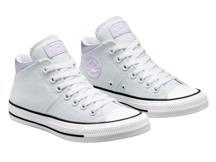 Tenis Converse Madison Mid color gris claro con acento morado en el talón y suela blanca.