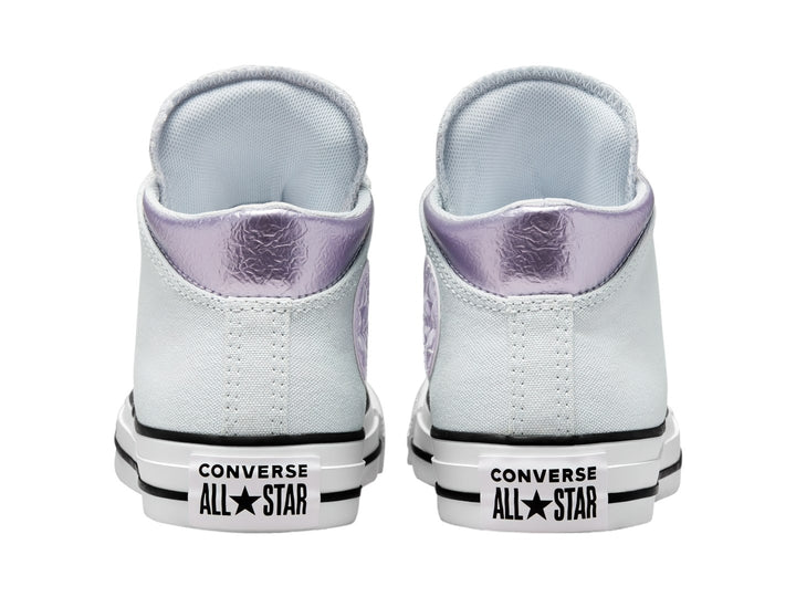Tenis Converse Madison Mid color gris claro con acento morado en el talón y suela blanca.