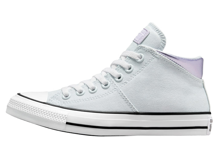 Tenis Converse Madison Mid color gris claro con acento morado en el talón y suela blanca.