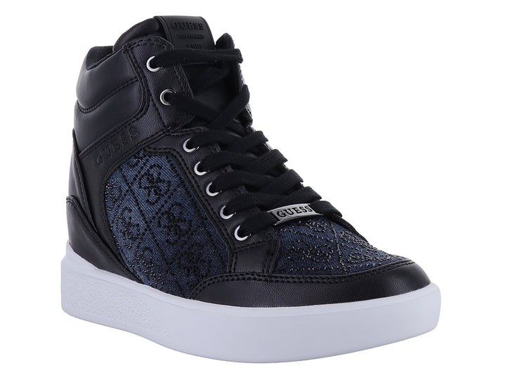 Tenis tipo botín Guess color negro con detalles textiles estampados y suela blanca.