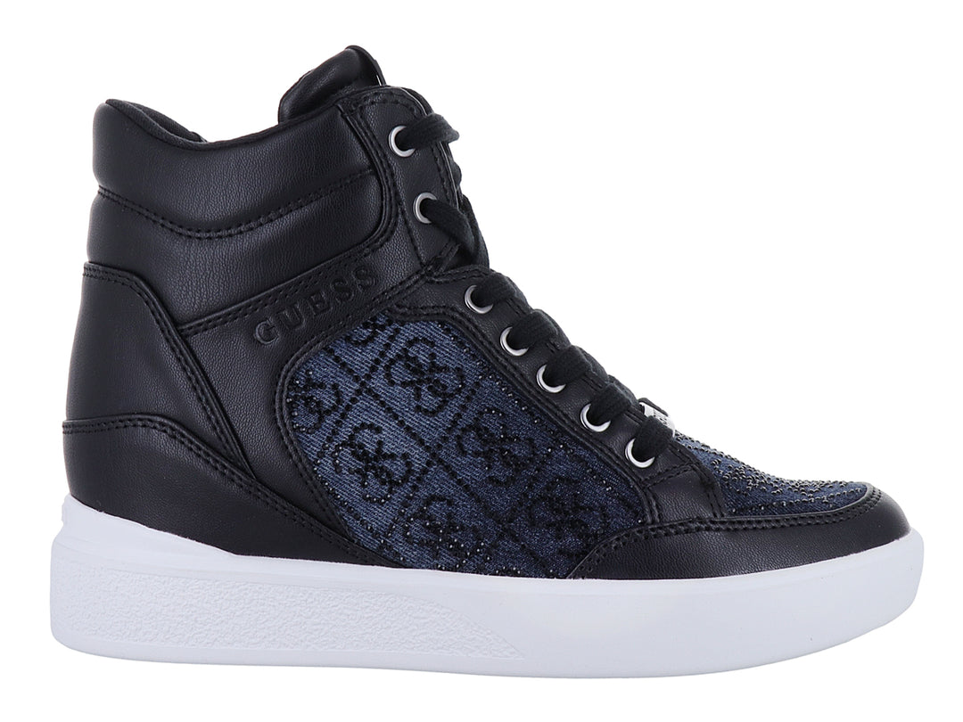 Tenis tipo botín Guess color negro con detalles textiles estampados y suela blanca.