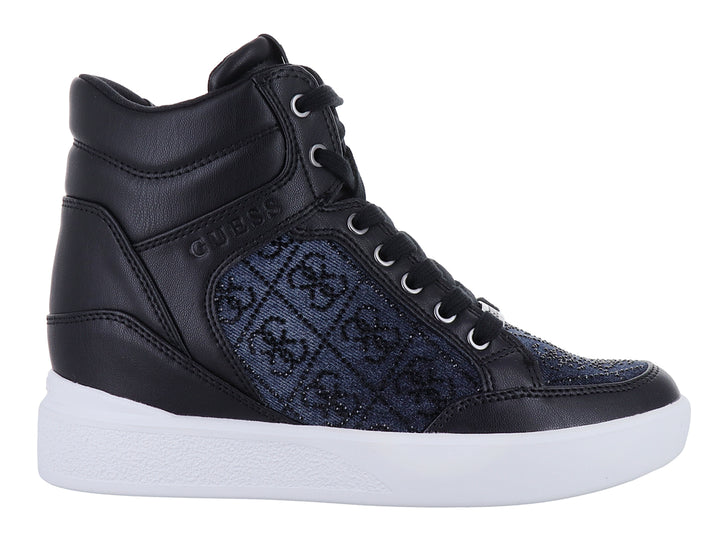 Tenis tipo botín Guess color negro con detalles textiles estampados y suela blanca.