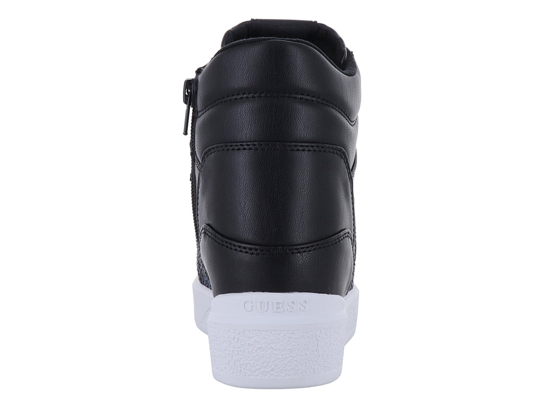 Tenis tipo botín Guess color negro con detalles textiles estampados y suela blanca.