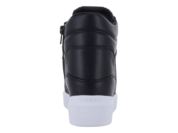 Tenis tipo botín Guess color negro con detalles textiles estampados y suela blanca.