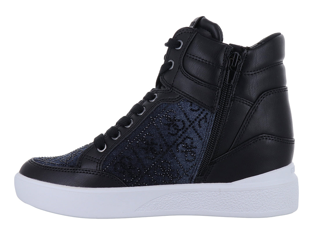 Tenis tipo botín Guess color negro con detalles textiles estampados y suela blanca.